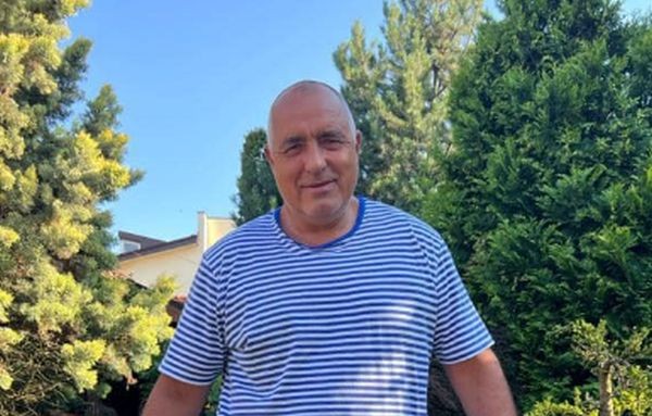 Boyko Borisov entertains party-goers in the sea chalgoteka