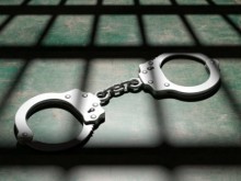 Откриха тяло на 60-годишен мъж, задържани са двама души