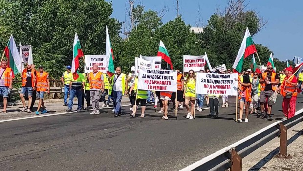 Пътните строители във Варна излязоха отново на протест и затвориха