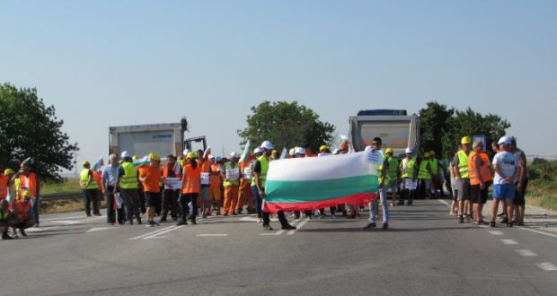 Блокада затвори пътя Русе Бяла като част от националния протест на