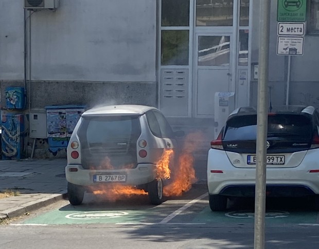 Както Varna24.bg информира, три автомобила изгоряха след пожар в зарядна