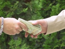 Спипаха държавен служител в момента, в който взимаше подкуп