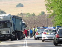 Тир и цистерна се сблъскаха челно