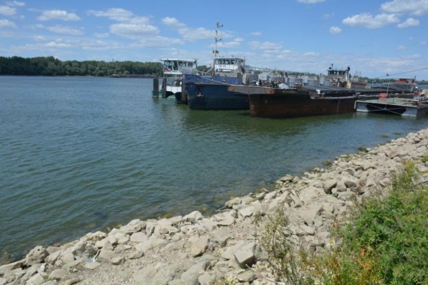 </TD
>Корабоплаването в българския участък на Дунав е почти спряло. Заради ниското