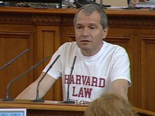Порицание за Тошко Йорданов заради тениската с надпис "Harvard law"