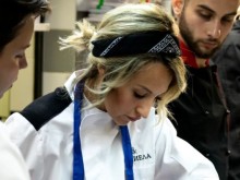 Чаровна участничка от Hell's Kitchen подготвя нещо много голямо за феновете си