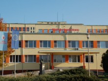 Роднини на починал пациент счупиха вратата на Спешно отделение