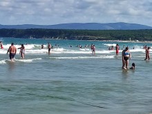 Не слушат! Видяха червеното предупреждение, но влязоха в морето
