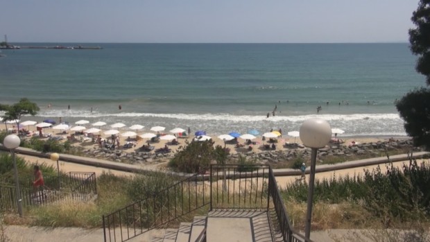 Недоволство в Несебър заради поставени чадъри и шезлонги на плаж
