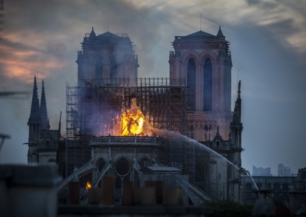 Повторното отваряне на катедралата Нотр Дам в Париж все още