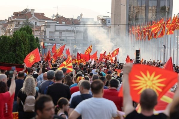 Протест пред сградата на българското посолство в Скопие