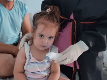 Лекари спасиха 2-годишната Мелиса - стотинка заседна в хранопровода на детето