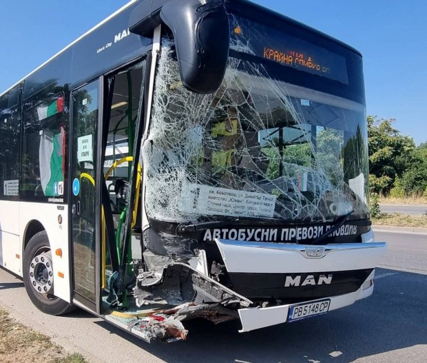 Автобус по линия №1 от градския транспорт в Пловдив катастрофира