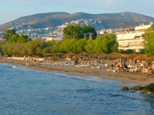 Гърция забрани влизане в морето на 12 плажа заради мръсна вода