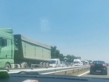 Магистрала "Тракия" до Пловдив е блокирана, колите едва се движат