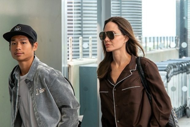 Анджелина Джоли бе щракната от папараци на летище Хийтроу в
