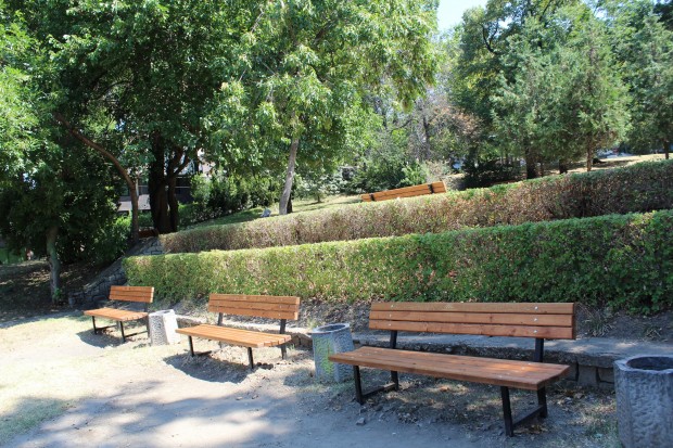 Десет нови пейки монтира екип на Градини и паркове в