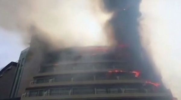 Голям горски пожар избухна в близост до популярния турски курорт