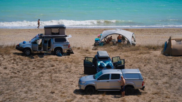Два случая на автомобили и разпънати палатки върху дюни –
