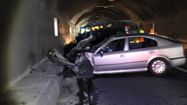 Челен удар между два автомобила в тунел Железница“ затвори Е-79