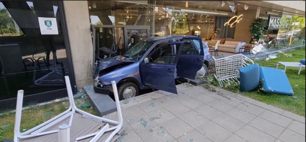 Автомобил се вряза в магазин в София Това стана ясно