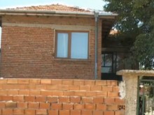 Крадци нападнаха възрастна жена и сина ѝ в пловдивско село