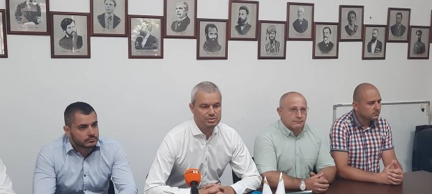 Лидерът на партия Възраждане  Костадин Костадинов отправи днес пред журналисти във Варна