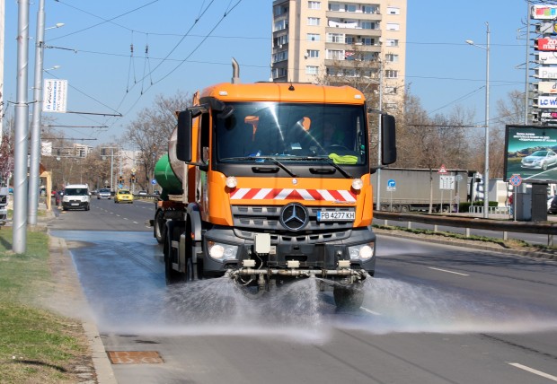 Редовното машинно метене и миене на пловдивските улици продължава и