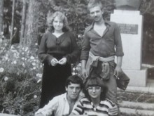 Със снимка от 1980 г. жена търси приятел от миналото