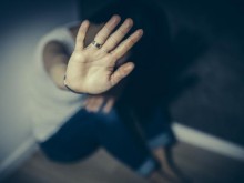 Жена се бори за живота си, след като трима мъже я пребиха заради наследство