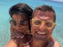Андрей Арнаудов щастлив и на море с любимата