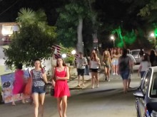 Това вече е друго! Морските курорти гъмжат от народ, българинът го прави през август