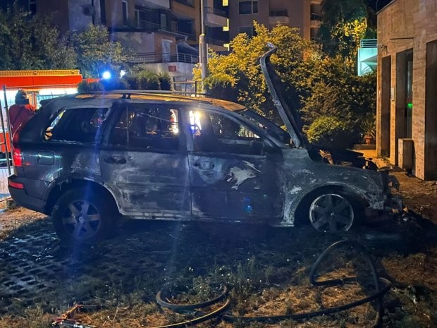 Автомобили горяха тази нощ на две места в София Гражданите