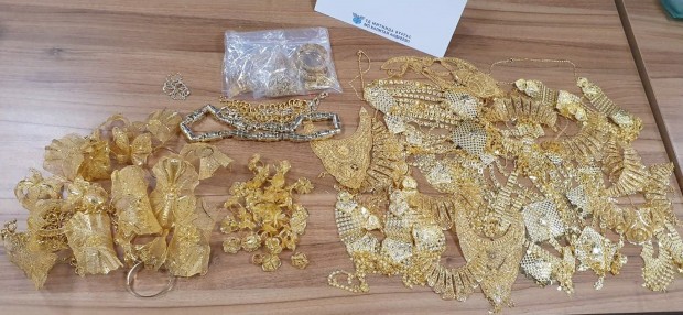 Пореден опит за нелегално пренасяне на златни накити предотвратиха митническите
