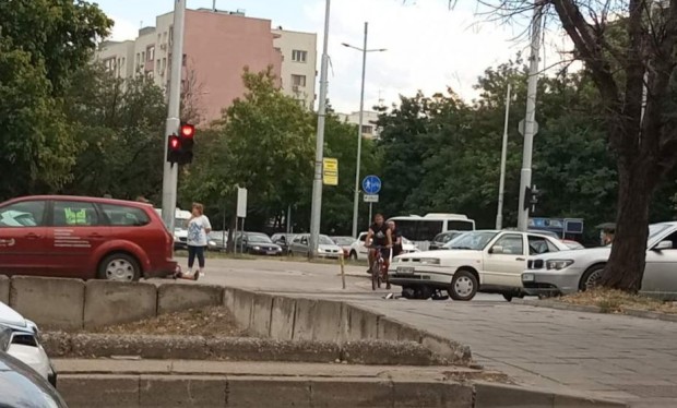 Автомобил е блъснал велосипедист в Пловдив, съобщават читатели на Plovdiv24.bg.