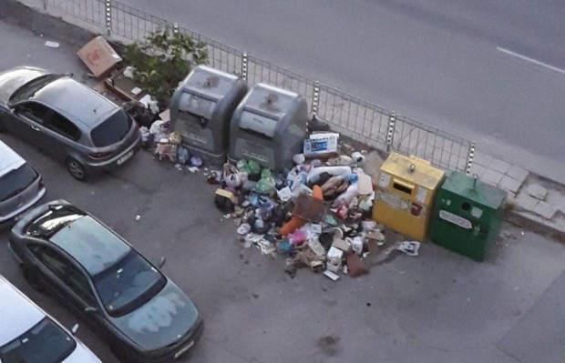 Купчина боклуци стоят вече втора седмица неизчистени на паркинга до