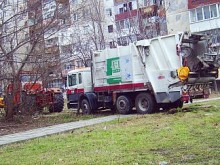 Преместиха затъналия сметовоз, не останаха нито дупки, нито счупени плочки