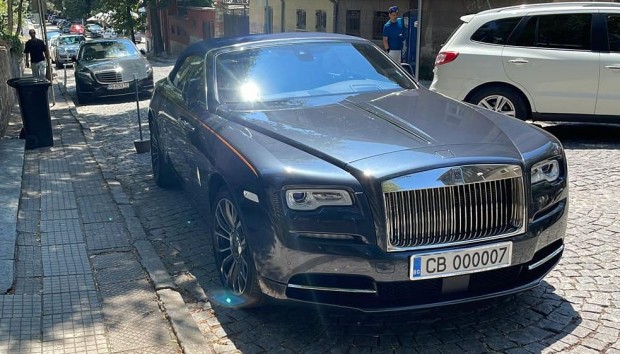 Баровска кола гази закона в центъра на Пловдив но никой