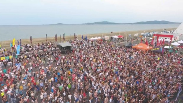 Thousands flock to the seaside tonight