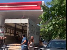 Цирк пред бензиностанция, Мая Манолова докара овце заради високите цени