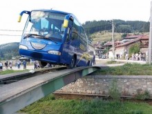 Драма в Копривщица с автобус с 50 туристи, викнаха армията!