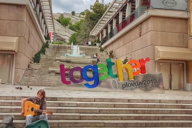 Възстановяват буквите TOGETHER на стълбите на Каменица разбра Plovdiv24 bg В понеделник отново