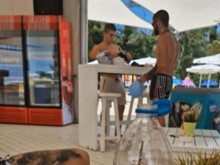 Възмутени туристи изпратиха клип от плажа в Приморско