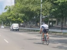 Спор в мрежата заради велосипедист на пътя