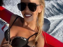 Има защо мъжете да припадат по Натали Трифонова, а жените да й завиждат