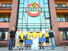 Зарадваха футболисти и треньори от ДЮШ на Ботев