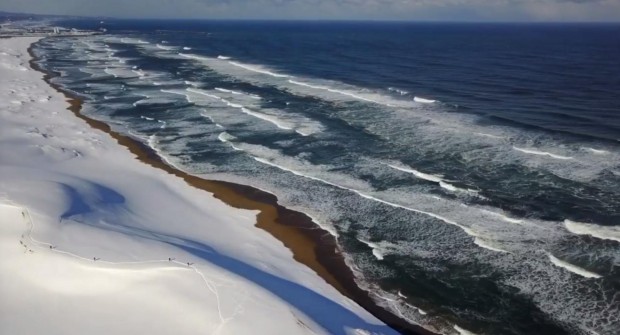Море, пясък и сняг. Пример за уникалността на Майката природа. Префектурата
