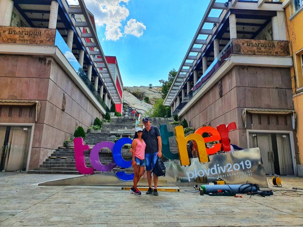 Готов! Надписът Together вече е на мястото си