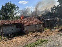 Пожар в Карнобатско! Има евакуирани!
