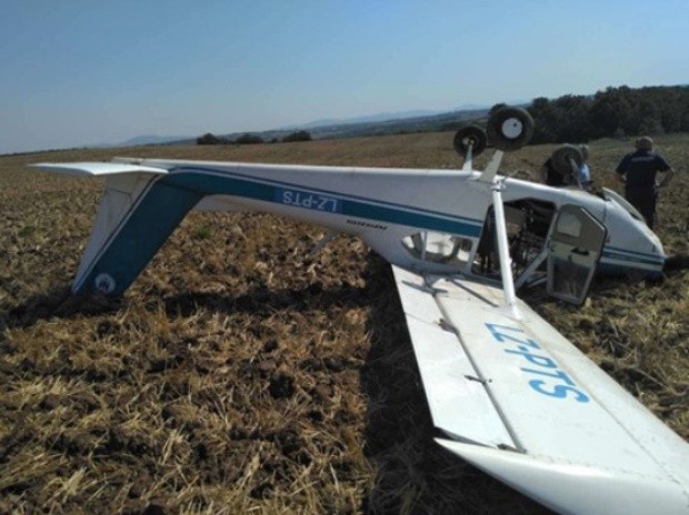 Малък еднопилотен самолет се е приземил аварийно  около 11 ч